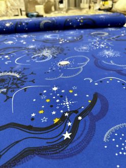 Skapa en sofistikerad och elegant look med våra stilrena klänningsmaterial.