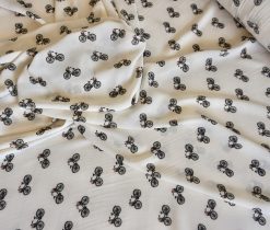 Känn kvaliteten i varje tråd av våra exklusiva klänningsmaterial.